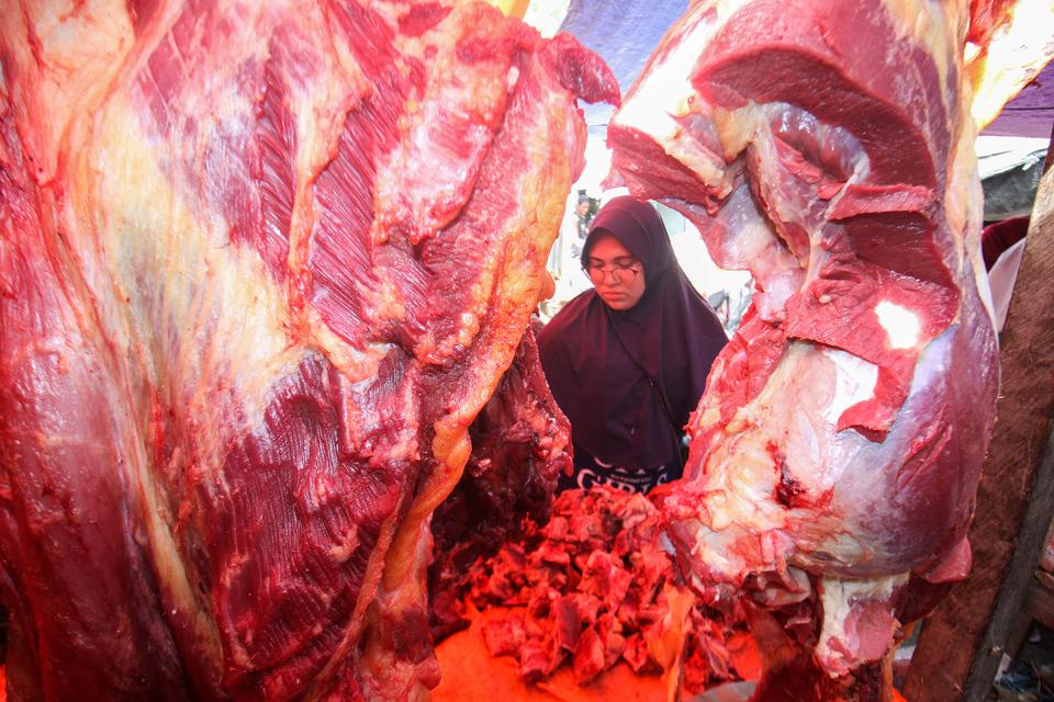 Warga memilih daging sapi di pasar perayaan tradisi Meugang Idulfitri 1444 H, Lhokseumawe, Aceh, Jumat (21/4/2023). Tradisi perayaan meugang yang dirayakan tiga kali dalam setahun yakni menjelang datangnya Ramadhan, Hari Raya Idulfitri, dan Hari Raya Idul