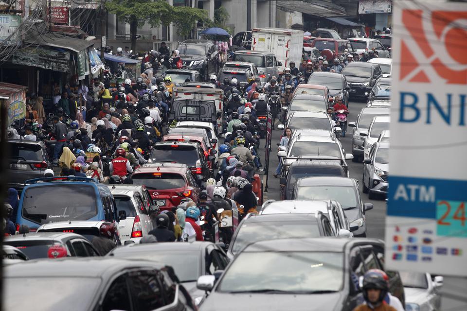Kepadatan kendaraan di Jalan Raya Puncak, Cisarua, Kabupaten Bogor, Jawa Barat, Jumat (21/4/2023). 