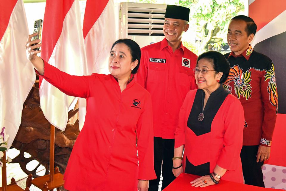 Ketua Umum PDI Perjuangan Megawati Soekarnoputri (kedua kanan) didampingi Presiden Joko Widodo (kanan), Ketua DPP PDI Perjuangan Puan Maharani (kiri) melakukan swafoto dengan calon Presiden 2024 yang diajukan PDI Perjuangan Ganjar Pranowo (kedua kiri) di 