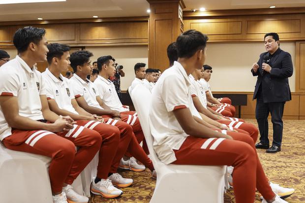 Empat pemain sepak bola internasional yang akan datang ke Indonesia diharapkan bisa melatih sembari memotivasi atlet muda Merah Putih.