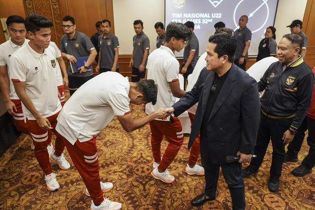 Ketum PSSI Erick Thohir (kedua kanan) didampingi Waketum PSSI Zainudin Amali (kanan) bersalaman dengan pemain Timnas U-22 usai melakukan pertemuan di Jakarta, Jumat (21/4/2023). Pertemuan tersebut dilakukan untuk memberi arahan dan semangat kepada pemain 
