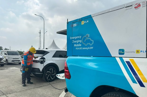 SPKLU mobile PLN bersiaga di ruas jalan tol Jawa Tengah untuk melayani pengisian daya kendaraan listrik saat keadaan darurat.