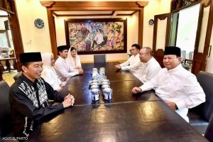 Menteri Pertahanan Prabowo Subianto bersama putranya, Didit Hediprasetyo, bersilaturahim ke kediaman Presiden Joko Widodo di Surakarta, Jawa Tengah, S