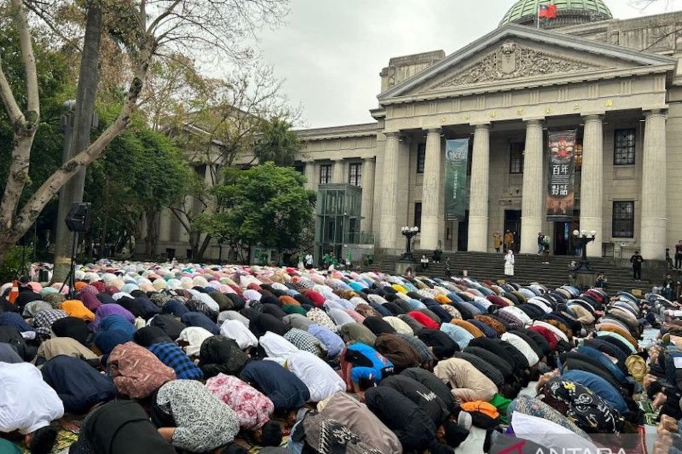 Ribuan warga negara Indonesia menunaikan shalat Idul Fitri di halaman Museum Nasional Taiwan (NTM) Taipei, Sabtu (22/4/2023). Asosiasi Muslim setempat menetapkan 1 Syawal 1444 H bertepatan dengan 23 April 2023. (ANTARA/PCINU Taiwan)