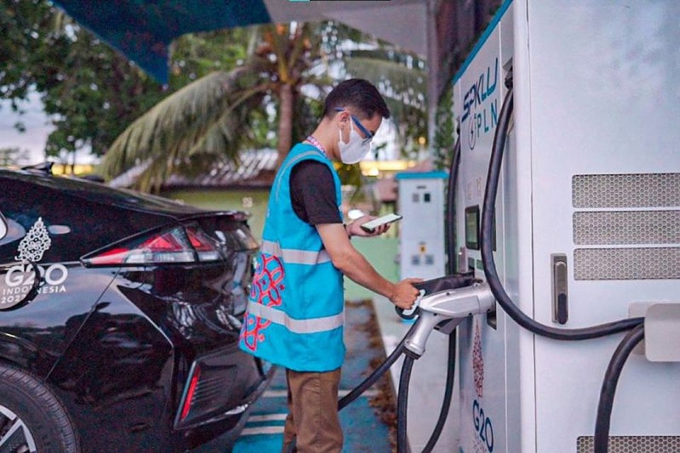Ilustrasi, petugas PLN sedang siaga di fasilitas Stasiun Pengisian Kendaraan Listrik Umum (SPKLU) fast charging di Labuan Bajo, Kabupaten Manggarai Barat, NTT.