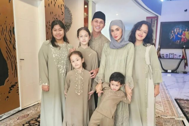 Keluarga Ussy Sulistiwaty