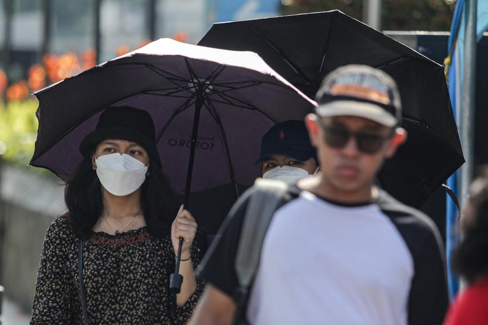 Warga berjalan di tengah cuaca terik di kawasan Bundaran HI, Jakarta, Senin (24/4/2023). Badan Meteorologi Klimatologi dan Geofisika (BMKG) menyampaikan dinamika atmosfer yang tidak biasa menjadi salah satu penyebab Indonesia mengalami suhu panas dalam be