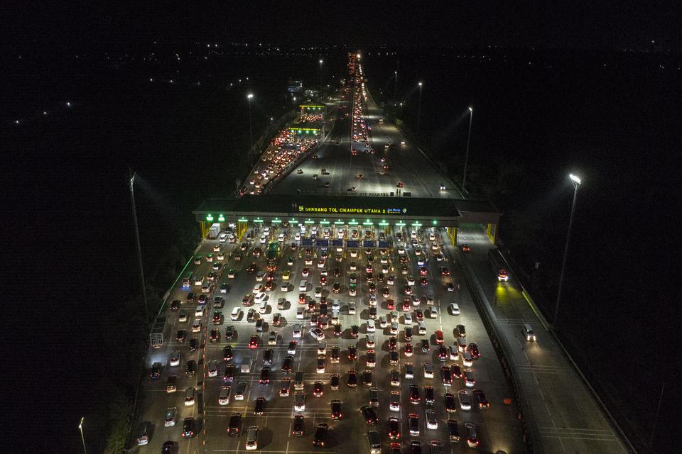 Foto udara antrean sejumlah kendaraan di Gerbang Tol Cikampek Utama 2 di Kabupaten Karawang, Jawa Barat, Selasa (25/4/2023). Lalu lintas arus balik menuju Jakarta pada arus balik H+3 terpantau rami lancar dan pemberlakuan contraflow sampai KM 47 Jakarta-C