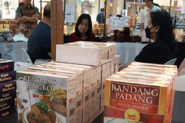 BRI mengirimkan UMKM binaan bernama Restu Mande yang merupakan produsen makanan yang memasarkan makanan siap saji khas Minang ke acara Trade Mission Singapore 2023.