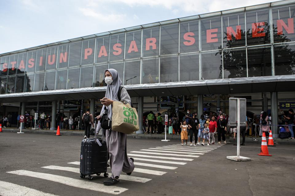 Sejumlah penumpang kereta api berjalan setibanya di Stasiun Pasar Senen, Jakarta, Rabu (26/4/2023). 