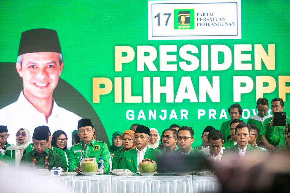Plt Ketua Umum DPP PPP Muhamad Mardiono (keempat kiri) didampingi Ketua Majelis Pertimbangan PPP Romahurmuziy (kedua kiri) menyampaikan keputusan Rapat Pimpinan Nasional PPP di Sleman, DI Yogyakarta, Rabu (26/4/2023). PPP mendeklarasikan dukungannya kepad