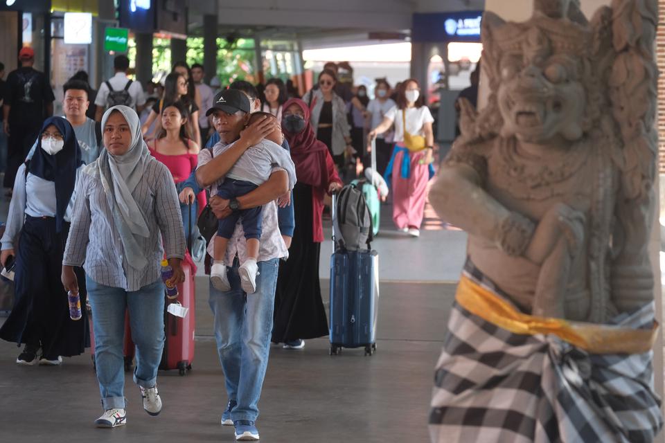 Penumpang berjalan setibanya di Terminal Kedatangan Domestik saat arus balik Lebaran di Bandara I Gusti Ngurah Rai, Badung, Bali, Rabu (26/4/2023). Posko Idul Fitri 1444 H Bandar Udara I Gusti Ngurah Rai mencatat pada Selasa (25/4) jumlah kedatangan seban