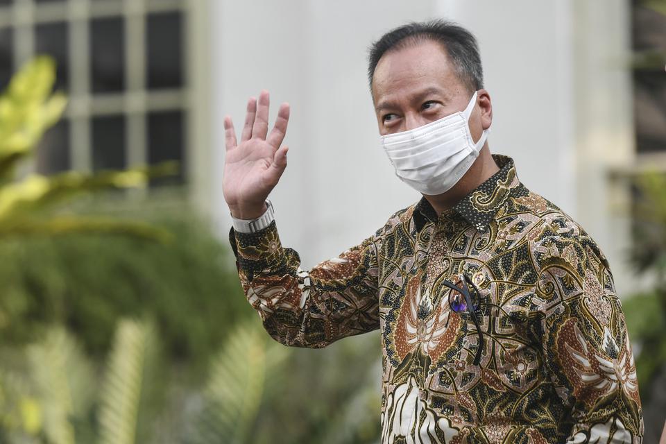 Menteri Perindustrian Agus Gumiwang melambaikan tangan usai mengikuti rapat terbatas (ratas) terkait pupuk organik yang dipimpin Presiden Joko Widodo di kompleks Istana Kepresidenan, Jakarta, Kamis (27/4/2023). 