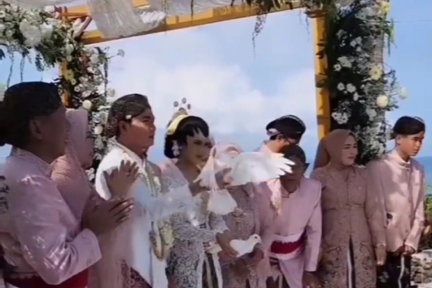 Momen Pernikahan Tri Suaka dan Nabila Maharani