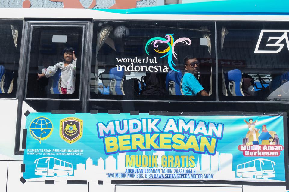 Sejumlah penumpang berada di dalam bus program mudik dan balik gratis Kementerian Perhubungan (Kemenhub) di Terminal Tirtonadi, Solo, Jawa Tengah, Jawa Tengah, Jumat (28/4/2023). Kemenhub memberangkatkan 126 bus angkutan program mudik gratis dari Terminal