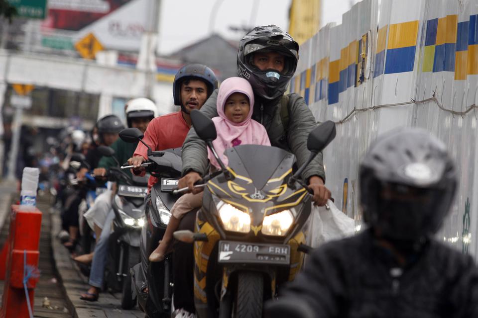 Sejumlah pemudik motor melintas di jalur Bogor-Sukabumi, Cikreteg, Kabupaten Bogor, Jawa Barat, Sabtu (29/4/2023). Menko PMK Muhadjir Effendy mengatakan tanggal 29 April hingga 1 Mei 2023 merupakan gelombang kedua arus balik Lebaran dan libur Hari Buruh 