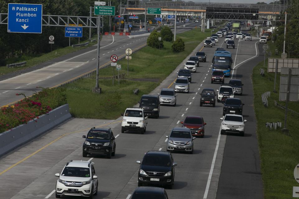 Sejumlah kendaraan melintasi Jalan Tol Palimanan-Kanci (Palikanci) di Cirebon, Jawa Barat, Sabtu (29/4/2023). 