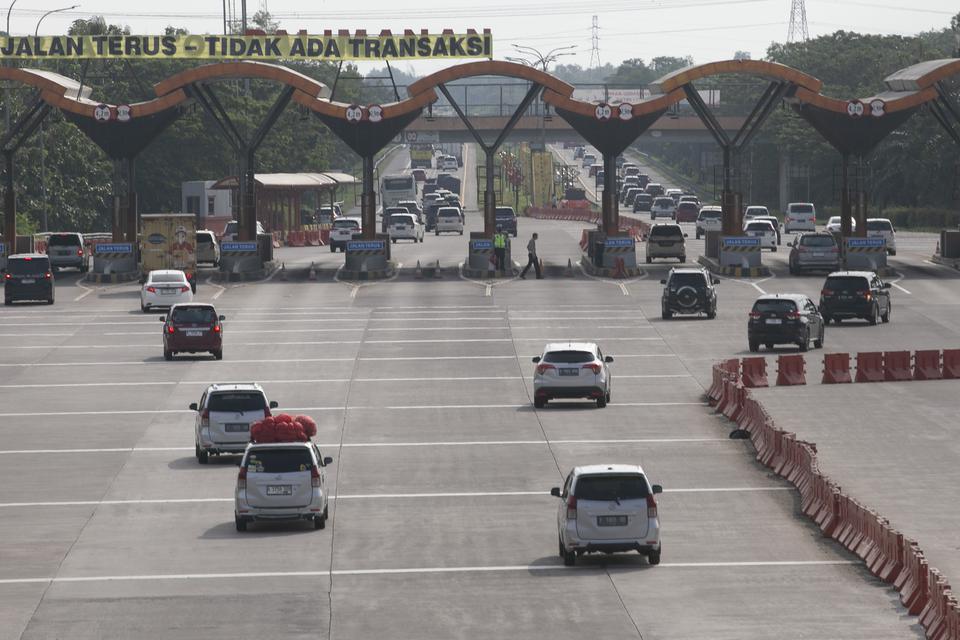 Sejumlah kendaraan melintasi Jalan Cipali, Palimanan, Cirebon, Jawa Barat, Sabtu (29/4/2023). Pada H+6 Lebaran, Korps Lalu Lintas (Korlantas) Polri kembali memberlakukan sistem satu arah di sepanjang tol Cipali dari Km 188 Tol Palimanan hingga Km 72 Tol J