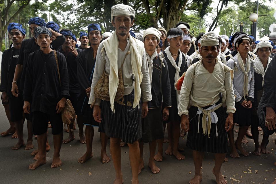 Sejumlah warga Baduy berjalan menuju Kantor Gubernur Banten untuk mengikuti tradisi Seba Baduy di Kota Serang, Sabtu (29/4/2023). Tradisi yang berlangsung setiap tahun tersebut ditandai dengan penyerahan hasil panen serta penyampaian aspirasi warga Baduy 