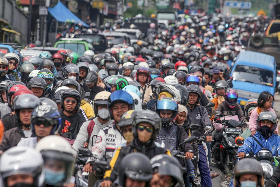 Kendaraan wisatawan yang didominasi sepeda motor memadati Jalan Raya Puncak, Cisarua, Kabupaten Bogor, Jawa Barat, Senin (1/5/2023). Pada libur Hari Buruh kawasan wisata Puncak Bogor dipadati kendaraan wisatawan yang berlibur, dan Polres Bogor memberlaku
