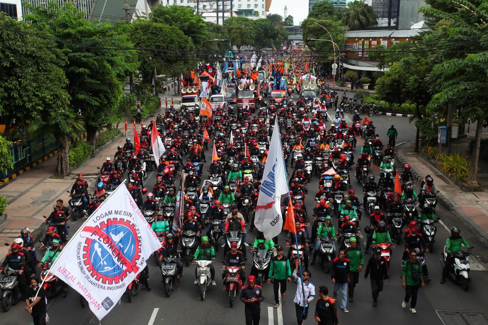 Ribuan buruh melakukan konvoi di Jalan Basuki Rahmat, Surabaya, Jawa Timur, Senin (1/5/2023). 
