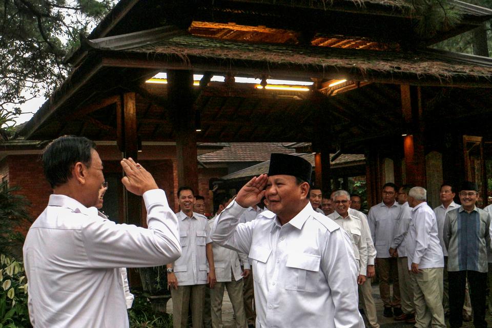 Ketua Umum Partai Gerindra Prabowo Subianto (kanan) menerima kunjungan Ketua Dewan Pertimbangan Presiden Republik Indonesia Wiranto (kiri) di Padepokan Garuda Yaksa Hambalang, Kabupaten Bogor, Jawa Barat, Senin (1/5/2023). Dalam pertemuan tersebut sebagai