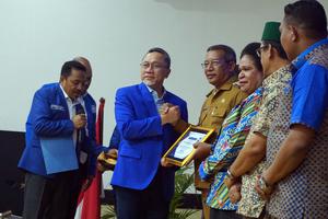 Ketua Umum PAN serahkan penghargaan bantu rakyat award