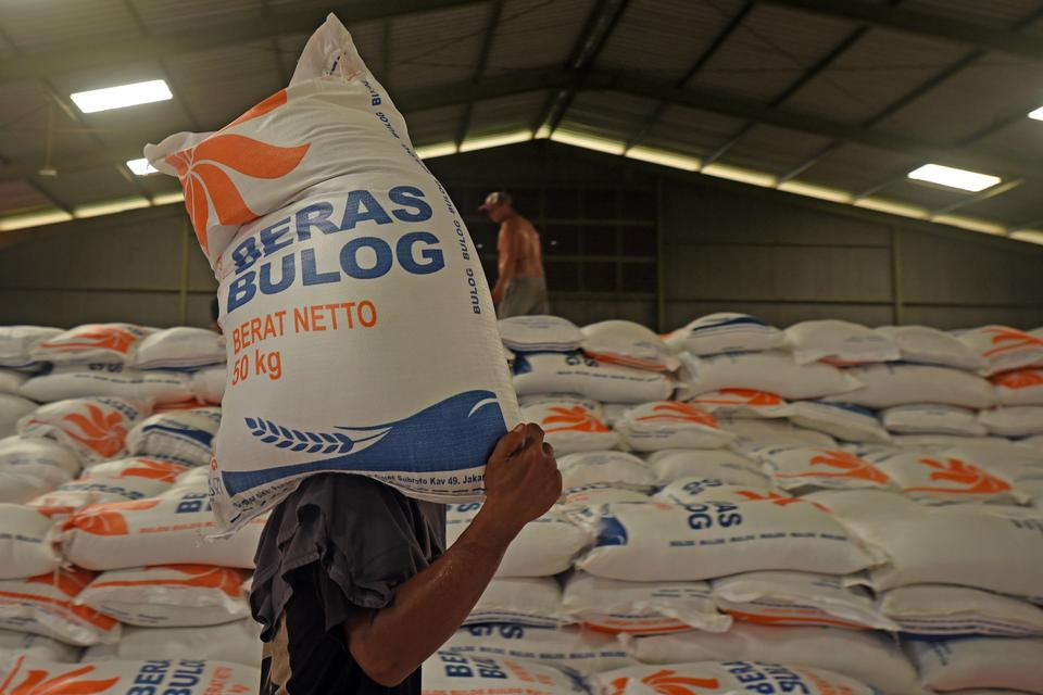 Pekerja mengangkut beras impor dari Vietnam yang baru tiba di gudang Bulog Subdivre Kota Serang, Banten, Selasa (2/5/2023). Untuk menjaga stabilitas volume Cadangan Beras Pemerintah (CBP) Perum Bulog secara bertahap mendatangkan beras impor dari Vietnam y