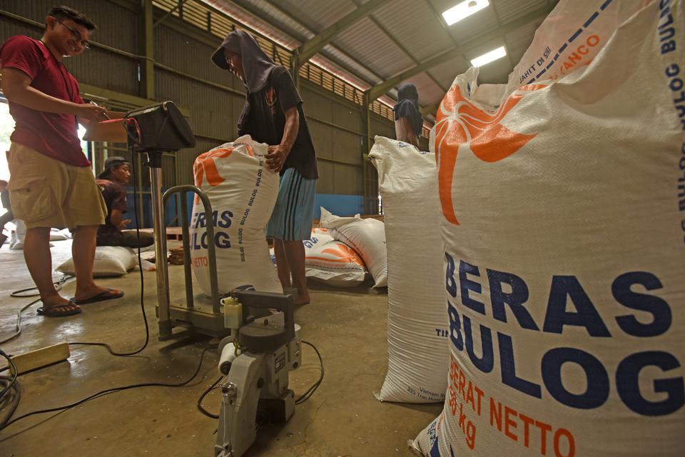 Pekerja menimbang beras impor dari Vietnam yang baru tiba di gudang Bulog Subdivre Kota Serang, Banten, Selasa (2/5/2023). 