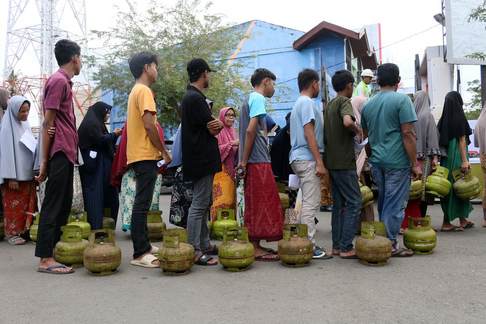 Warga membeli gas elpiji tiga kilogram bersubsidi saat berlangsung operasi pasar di Pasar Induk Lambaro, Kabupaten Aceh Besar, Aceh, Selasa (2/5/2023).