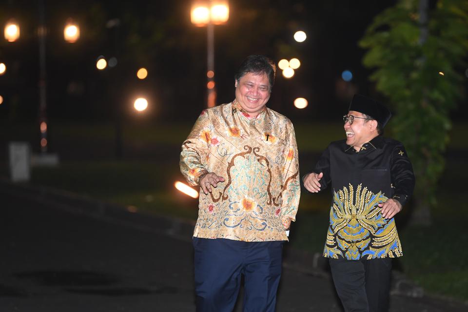 Ketua Umum PKB Muhaimin Iskandar (kanan) berbincang dengan Ketua Umum Partai Golkar Airlangga Hartarto (kiri) saat berjalan keluar usai silaturahmi partai koalisi pendukung pemerintah dengan Presiden Joko Widodo di Kompleks Istana Kepresidenan, Jakarta, S