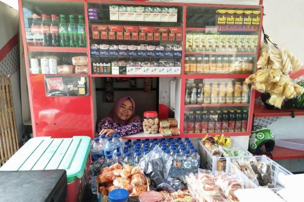 Sabariah memanfaatkan akses permodalan Holding Ultra Mikro yang dibentuk BRI. Warga Kelurahan Kunjung Mae, Kecamatan Mariso, Makassar, Sulawesi Selatan ini memiliki usaha warung kopi yang buka 24 jam di jalan Dr. Sam Ratulangi, Makassar. 