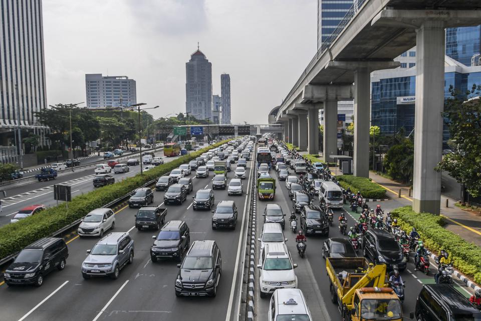 Kendaraan terjebak macet di Jalan Gatot Subroto, Jakarta, Rabu (3/5/2023). 