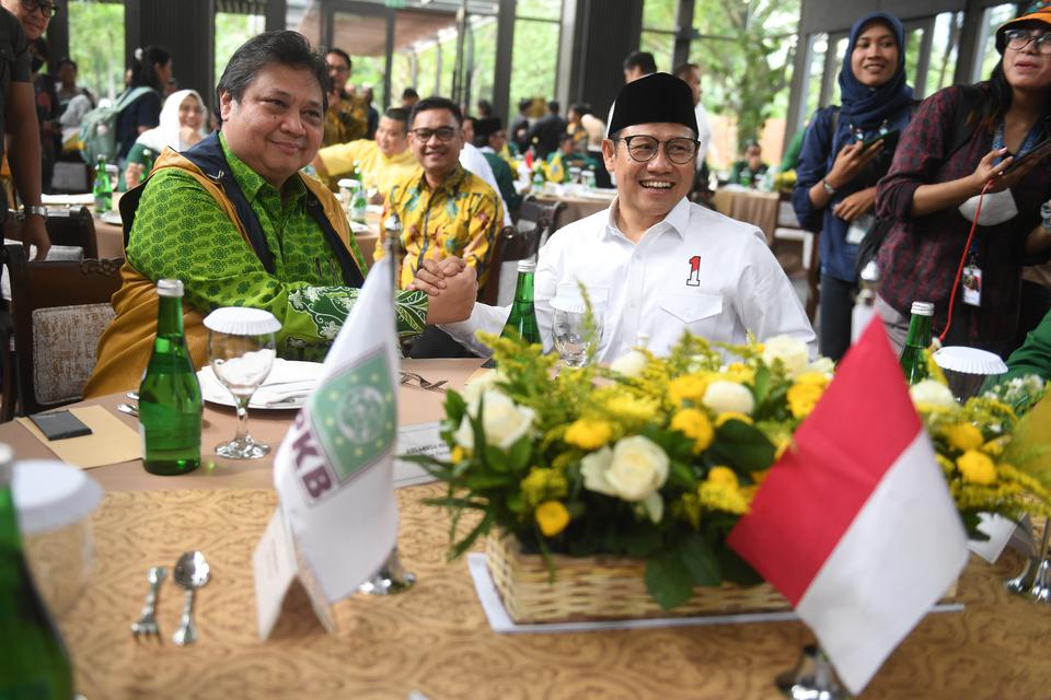 Ketua Umum Partai Golkar Airlangga Hartarto (kiri) bersama Ketua Umum PKB Muhaimin Iskandar (kanan) bersiap mengikuti pertemuan tertutup di Jakarta, Rabu (3/5/2023). Pertamuan itu membahas pembentukan koalisi besar serta berbagai isu aktual menjelang Pemi