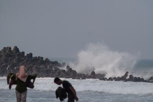 Peringatan gelombang tinggi di selatan Jawa