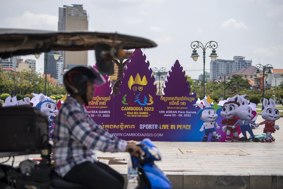 Warga melintas di depan baliho SEA Games 2023 di Phnom Penh, Kamboja, Rabu (3/5/2023). SEA Games ke-32 di Phnom Penh akan berlangsung pada 5-17 Mei 2023.