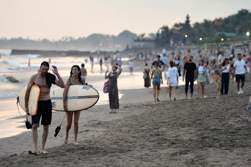 Sejumlah wisatawan mancanegara (wisman) mengunjungi Pantai Batu Bolong di Badung, Bali, Rabu (3/5/2023). Sebanyak 370.832 orang wisman tercatat mengunjungi Pulau Bali pada bulan Maret 2023 atau meningkat 14,59 persen dibandingkan bulan sebelumnya dengan m