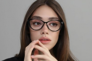Model Kacamata untuk Wajah Oval 