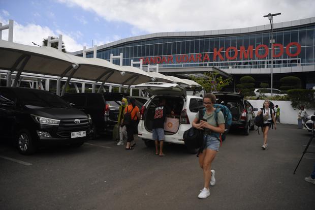 Sejumlah wisatawan berjalan menuju parkiran Bandara Komodo di Manggarai Barat, NTT, Kamis (4/5/2023). Bandara tersebut mulai dipadati pengunjung baik delegasi KTT ASEAN ataupun wisatawan jelang pegelaran KTT ASEAN ke-42 di Labuan Bajo.