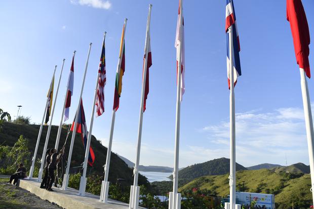 Pekerja memasang bendera negara anggota ASEAN di kawasan Mice, Desa Golo Mori, Labuan Bajo, NTT, Kamis (4/5/2023). Sejumlah persiapan seperti penyediaan infrastruktur telekomunikasi, transportasi dan penataan taman serta infrastruktur lainnya itu bertujua
