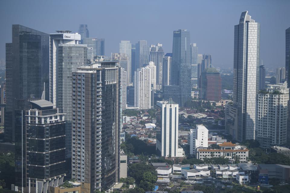 Gedung bertingkat terlihat dari kawasan Jalan Jendral Sudirman, Jakarta, Jumat (5/5/2023). BPS mencatat pertumbuhan ekonomi Indonesia pada kuartal I tahun 2023 mencapai 5,03 persen secara tahunan (yoy) yaitu mengalami kontraksi 0,92 persen dibandingkan pa