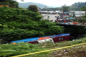 Polisi kesulitan evakuasi bus masuk jurang di Tegal