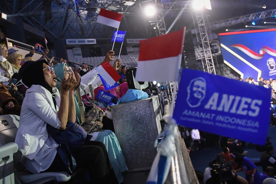Sejumlah pendukung bakal Calon Presiden Anies Baswedan mengikuti deklarasi Relawan Amanat Indonesia (Anies) di Tenis Indoor Gelora Bung Karno, Senayan, Jakarta, Minggu (7/5/2023). 