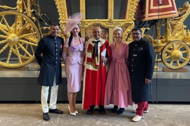 Katy Perry Bersama Anggota The British Asian Trust