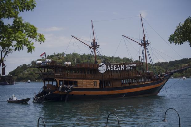 Sejumlah kapal pinisi terlihat di perairan sekitar lokasi puncak acara Konferensi Tingkat Tinggi (KTT) ke-42 ASEAN di Hotel Meurorah Komodo, Labuan Bajo, NTT, Senin (8/5/2023). Indonesia akan menjadi tuan rumah KTT ASEAN ke-42 yang berlangsung tanggal 9-1