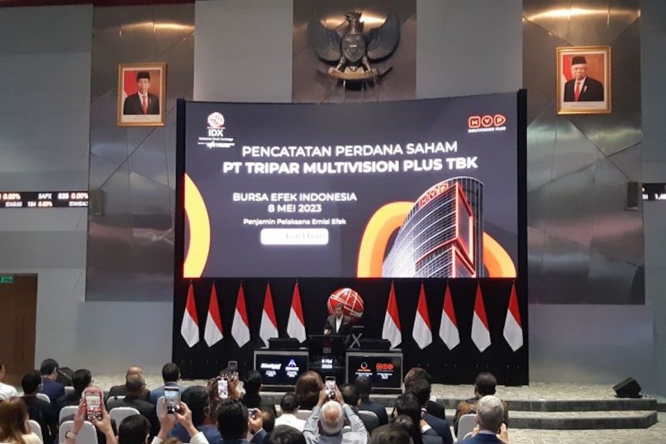 Komisaris Utama dan Founder PT Tripar Multivision Plus RAAM) Raam Punjambi sedang memberikan pidato dalam seremoni IPO di Jakarta, Senin (8/5/202). 
