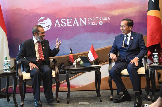 Presiden Joko Widodo (kanan) melakukan pertemuan bilateral dengan Perdana Menteri Timor Leste Taur Matan Ruak (kiri) di sela KTT ke-42 ASEAN di Hotel Meruorah, Labuan Bajo, NTT, Selasa (9/5/2023). 