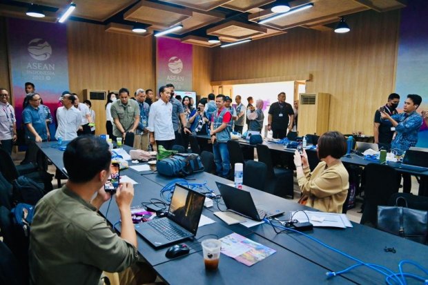 Presiden Joko Widodo meninjau Media Center KTT ASEAN 2023 Labuan Bajo di Hotel Bintang Flores (9/5/2023).