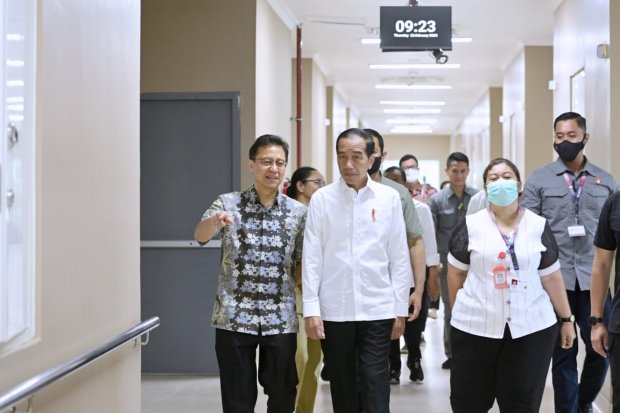 Presiden Joko Widodo didampingi oleh Menteri Kesehatan Budi Gunadi Sadikin meninjau kesiapan RSUD Komodo, Manggarai Barat, NTT, sebagai rumah sakit rujukan untuk kepala negara dan delegasi Konferensi Tingkat Tinggi (KTT) ASEAN (9/5/2023).