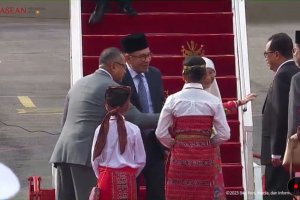 PM Malaysia Anwar Ibrahim saat tiba di Bandara Internasional Komodo, Labuan Bajo, NTT, Selasa (9/5). Foto: Youtube/Sekretariat Presiden.